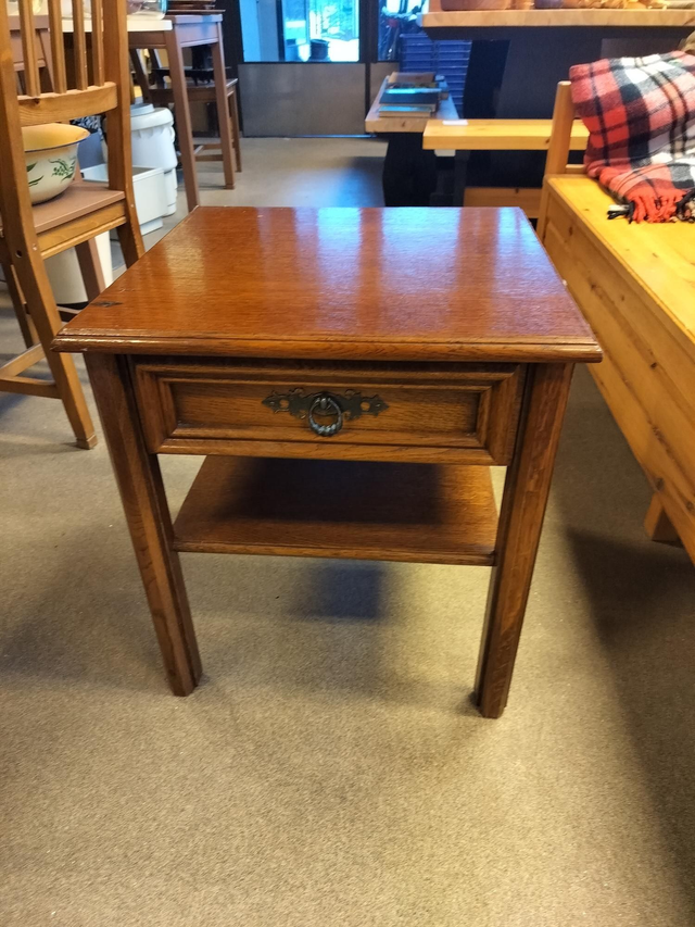 Puinen yöpöytä #208