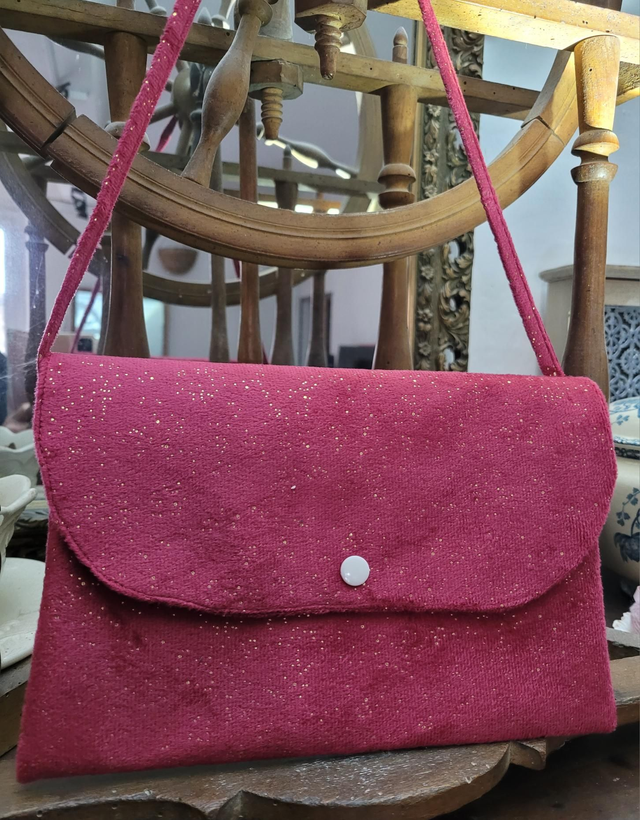 Pochette de fête rouge à paillettes dorées 