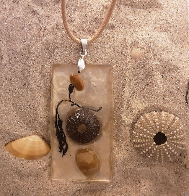 Pendentif rectangle moyen collection Maritime couleur nacré et inclusion d&#039;algue coquillage et oursin