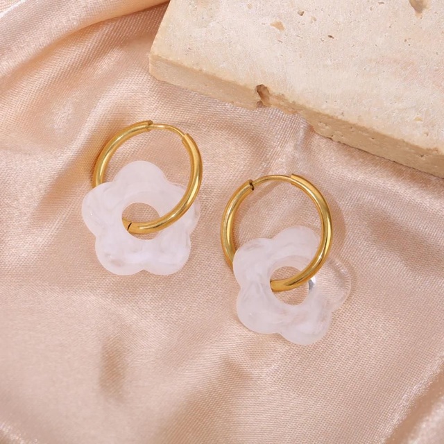 Boucles d'oreilles créoles Fleur Résine Blanche