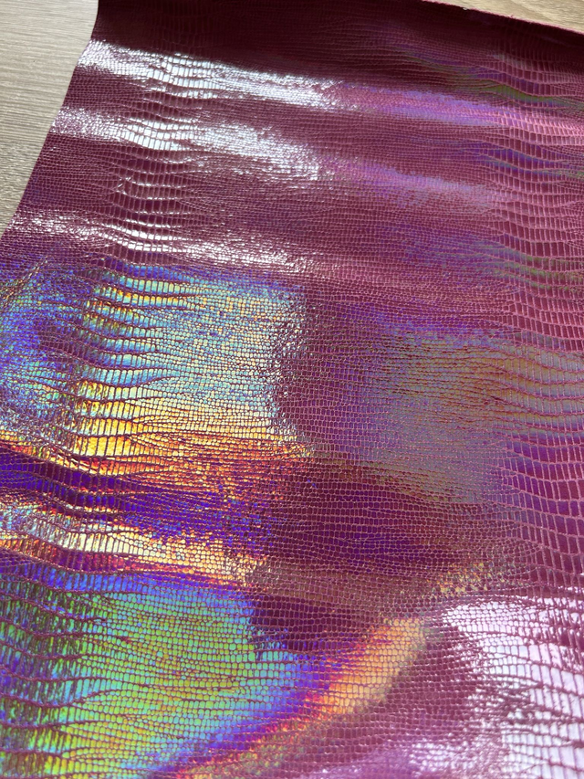 Chute de cuir rose irisé holographique
