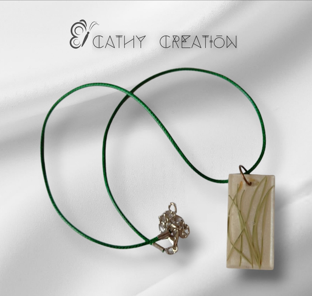 Collier avec inclusion d' épines de pin