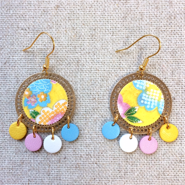 Boucles d’oreilles « Concerto » dorées, cuir et papier bleu pastel, jaune et rose