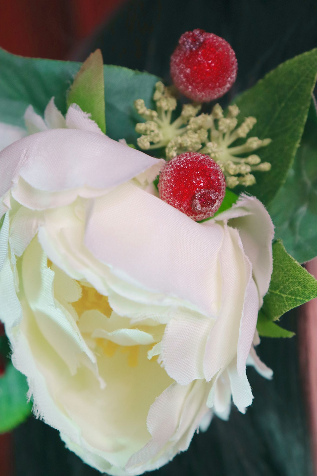 Hair flowers • M • White peonie & berries