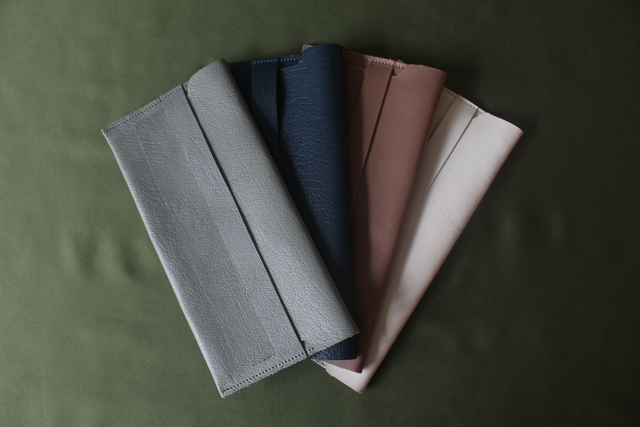 Etui à lunettes gris clair avec le logo peint couleur doré à l’intérieur