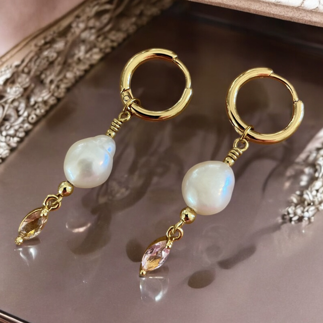 Boucles d’oreilles pendantes avec perle d’Eau Douce et larme en Cristal