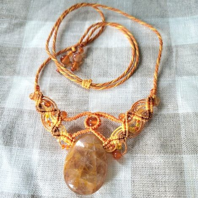 Kit Collier Elara quartz ferrugineux (micro-macramé fils jaunes, orange, perles cornaline)