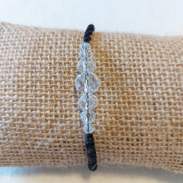 Bracelet "Cristal Cascade" en micro macramé noir &amp; perles de verre facettées 