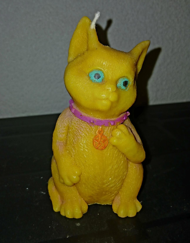 BeaCrea au plaisir d'offrir, les bougies fondantes, vous propose cette magnifique bougie parfumé  chat parfums citronnelle 
Prix : 8€