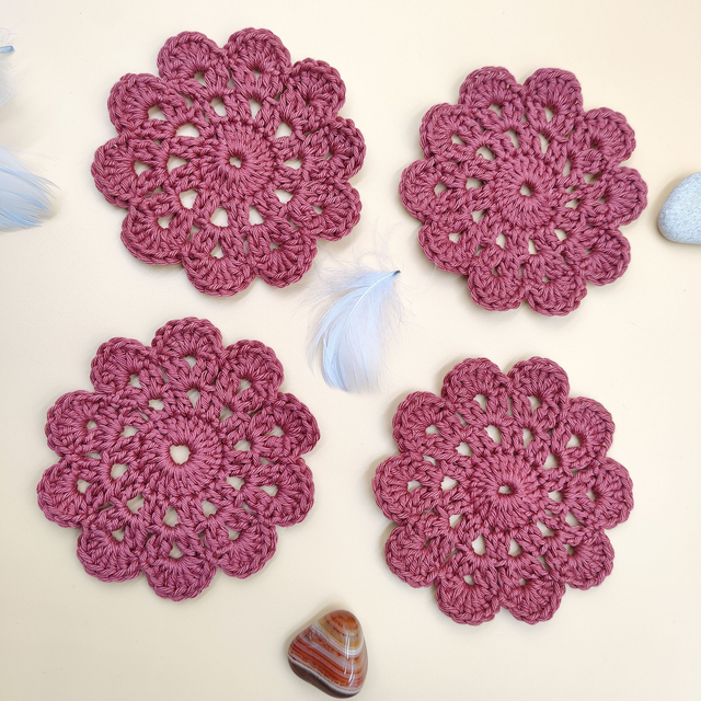 Lot de 4 sous-verres ou sous-tasses au crochet - Couleur rose framboise - Forme fleur - Diamètre 10 cm