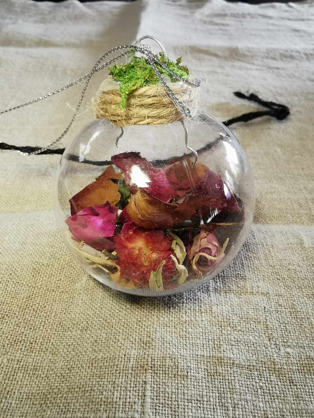 Boule de Yule mousse verte et rose