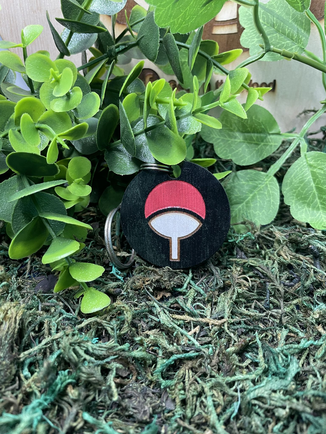 Porte clé Naruto clan Uchiwa en bois.