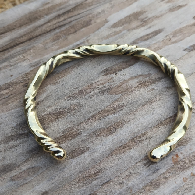 Bracelet en laiton vrillé - bienfaisant et élégant