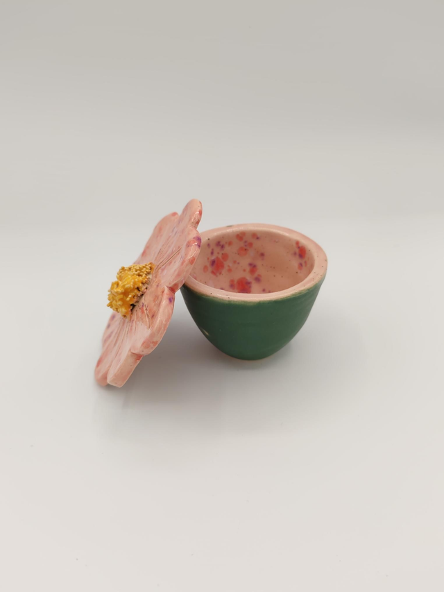 Tasse à espresso vert brillant  intérieur rose à effet 