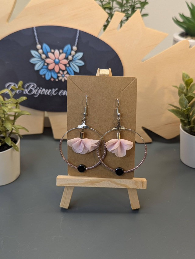 Boucles d'oreilles créoles ronde avec perles de rocailles rose.