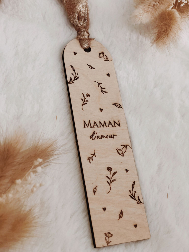 Marque page en bois gravé fleuri