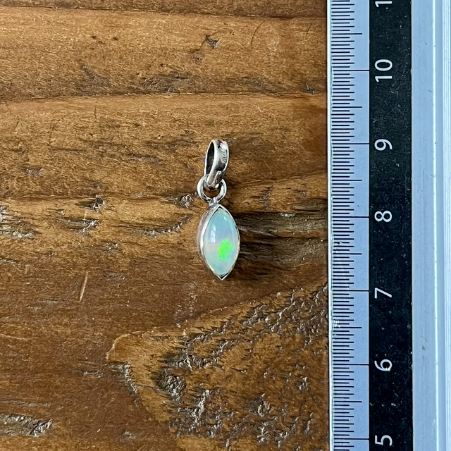 Pendentif en argent et Opale Welo