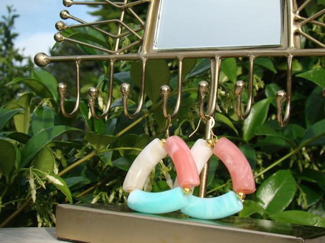 Boucles d&#039;oreilles perles tubes incurvées Tiranga Kaindee