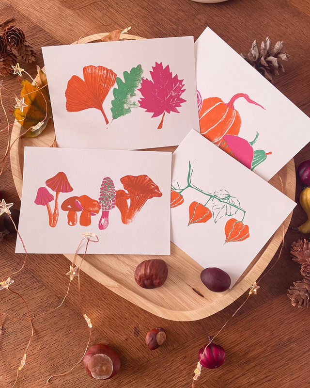 Lot de quatre cartes postales d'automne