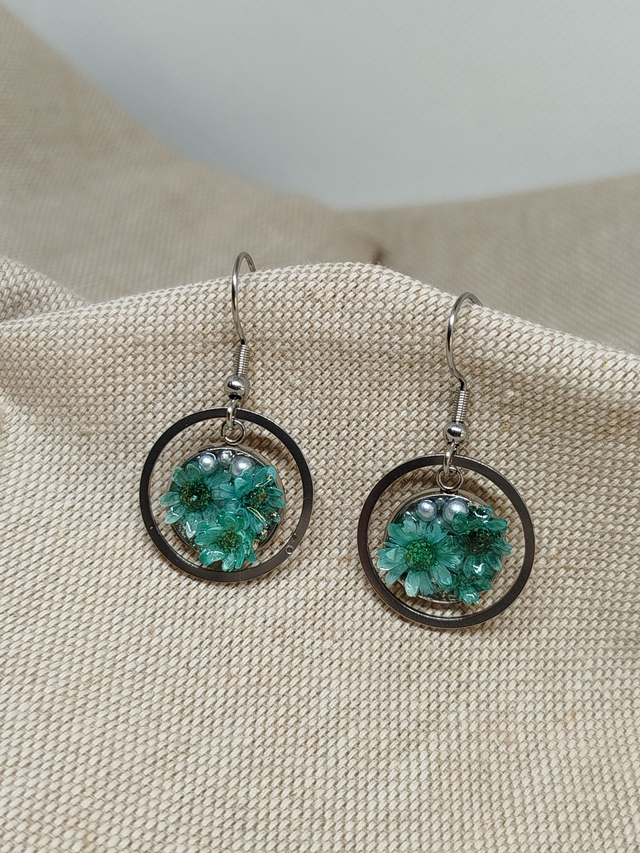 Boucles d'oreilles Clara en fleurs résinées coloris bleu