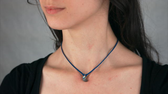 Collier ras de cou en soie tressée et lune en abalone