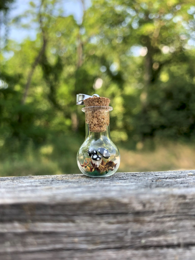 Pendentif amanite noire