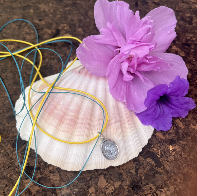 Médaille cordon jaune et bleu turquoise