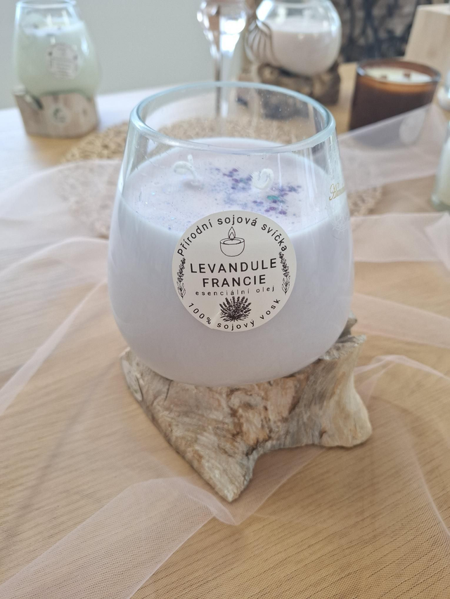 Levandule FRANCIE - sójová svíčka střední na vymývaném dřevě