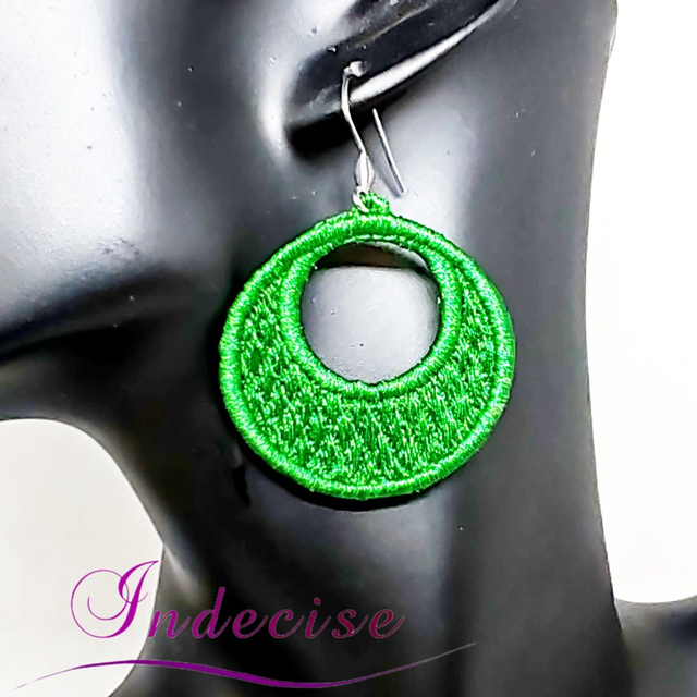 Boucles d'oreilles vert sapin - broderie en machine - Créations Indecise artisanat français