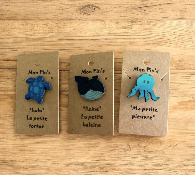 Pin's en bois peint - Modèle au choix : tortue, pieuvre, baleine 