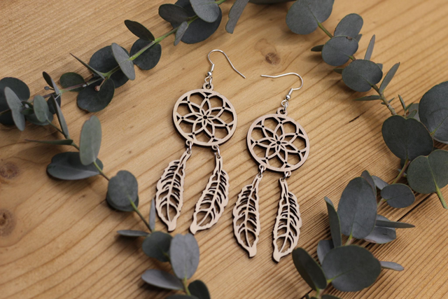 Boucles d&#039;Oreilles en Bois Massif - Frêne ou Noyer - Modèle Dreamcatcher
