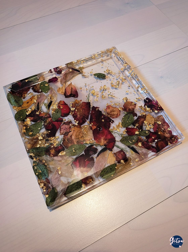 Plateau carré fleuri avec feuilles d&#039;or