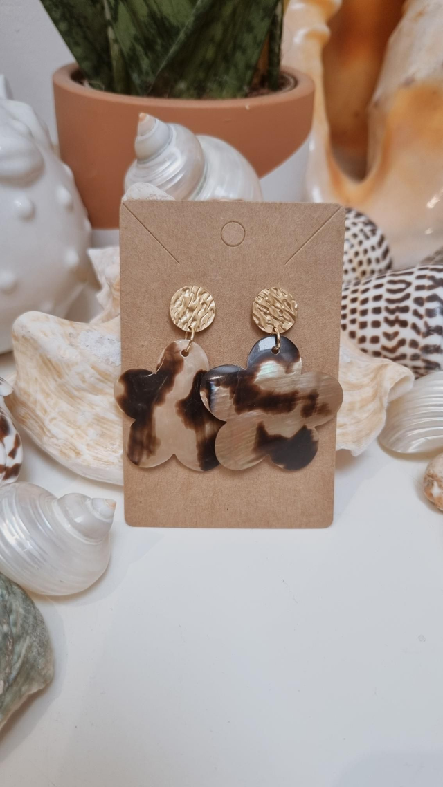 Boucles d'oreilles fleur nacre 