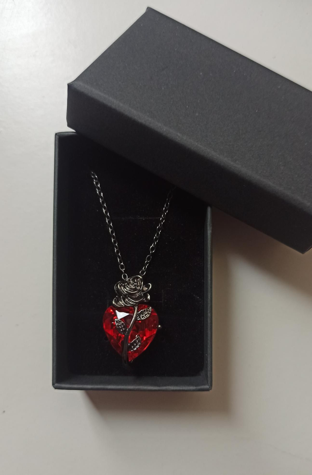 Collier pendentif coeur avec rose 