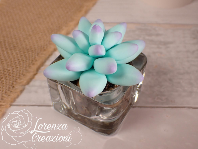 Pianta grassa verde menta e punte sul viola, succulenta, artigianale modellata a mano in argilla polimerica (fimo). Made in Italy.