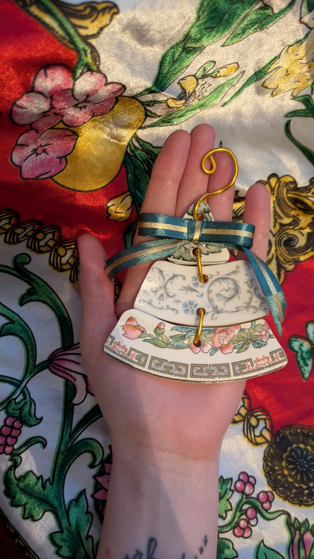 Hanging plate tree Christmas decoration - made from vintage plates! [Ct-01]