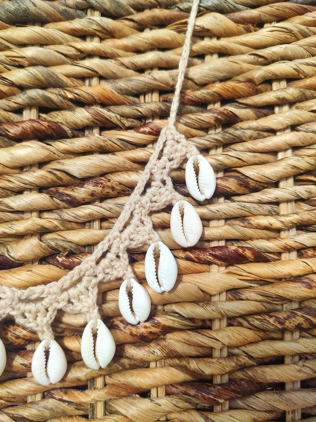 Collier en coton et cauris naturels