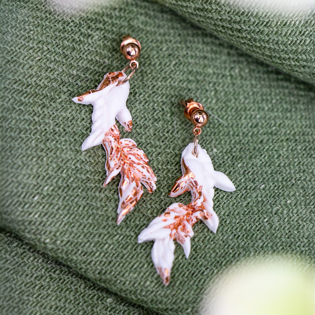 Koi Karpfen Ohrringe, weiß-rosegold, mit hypoallergenem Ohrhänger aus ionenbeschichtetem Edelstahl