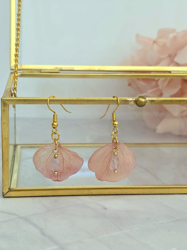 Les boucles d’oreilles les petales