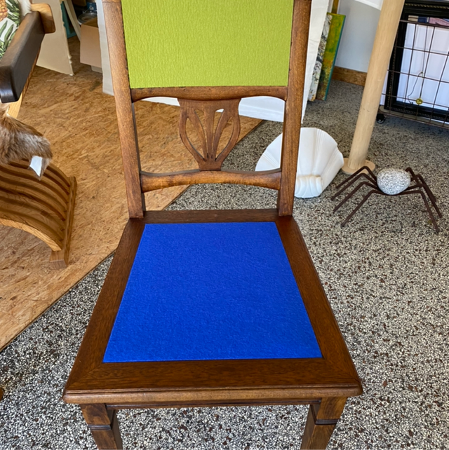 Antiker Holzstuhl, restauriert mit Natur-Filz bezogen 