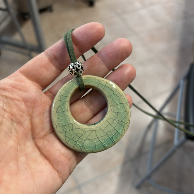 Collana ciondolo rotondo con buco