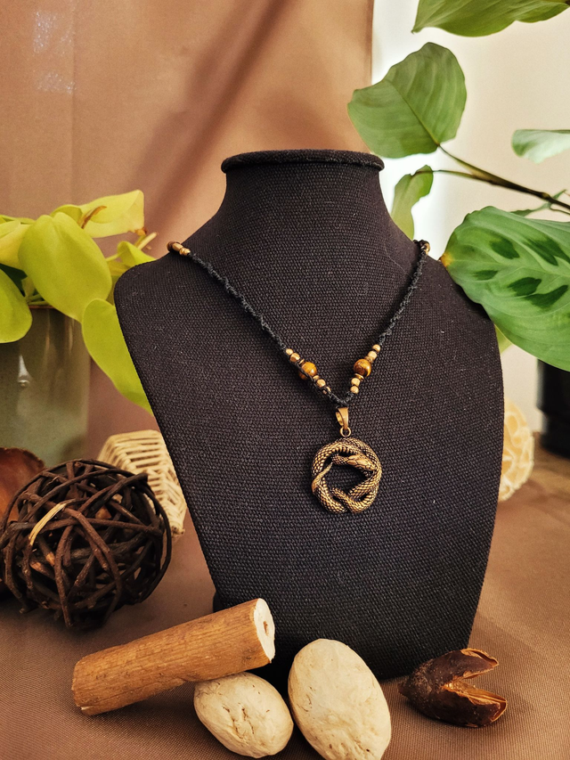 Sautoir en œil de tigre - pendentif en serpent doré