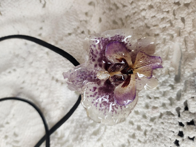 Pendentif orchidée séchée résine 