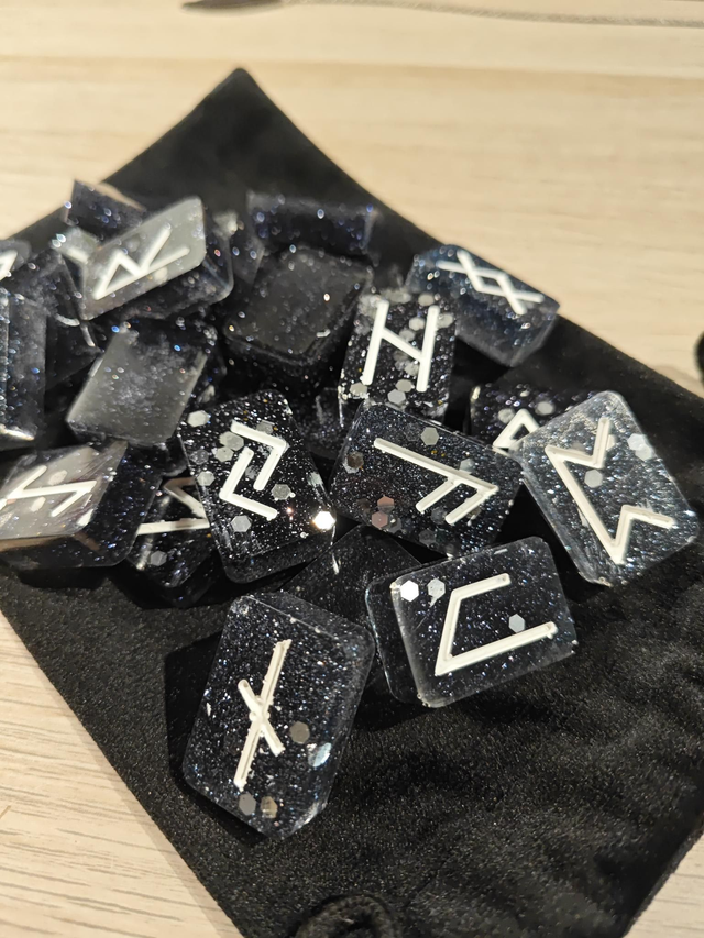 Runes en résine - paillettes noires et argentées 