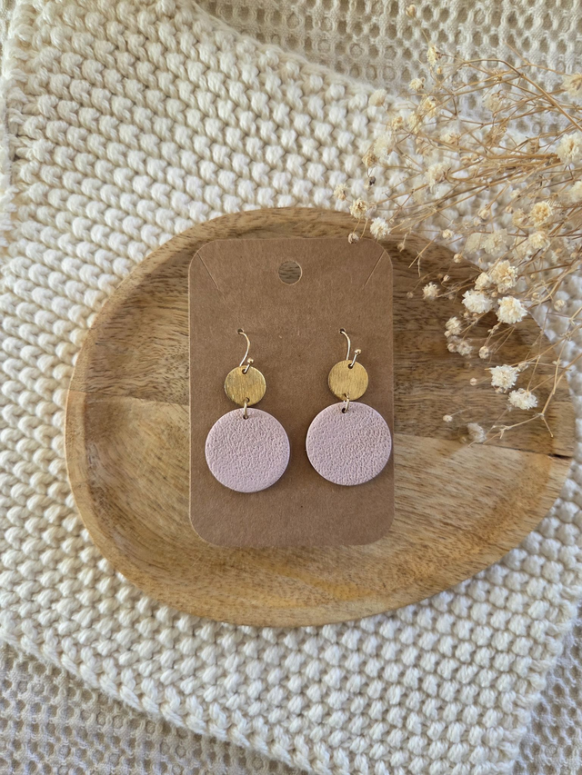 Boucles d&#039;oreilles Salomé texturées coloris crème
