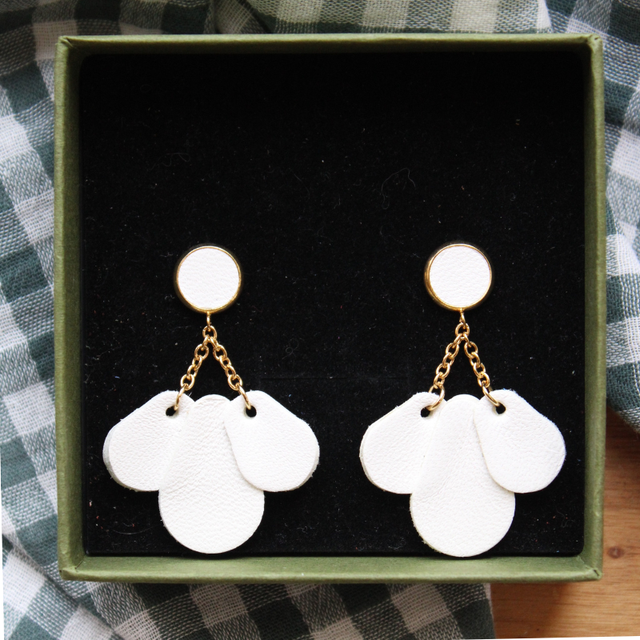 Boucles d’oreilles pétales cuir blanc