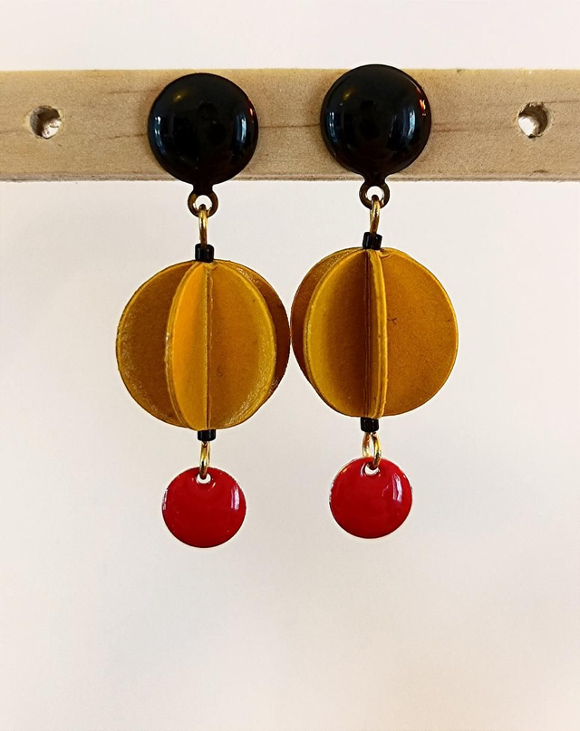 Puce noir et breloque rouge