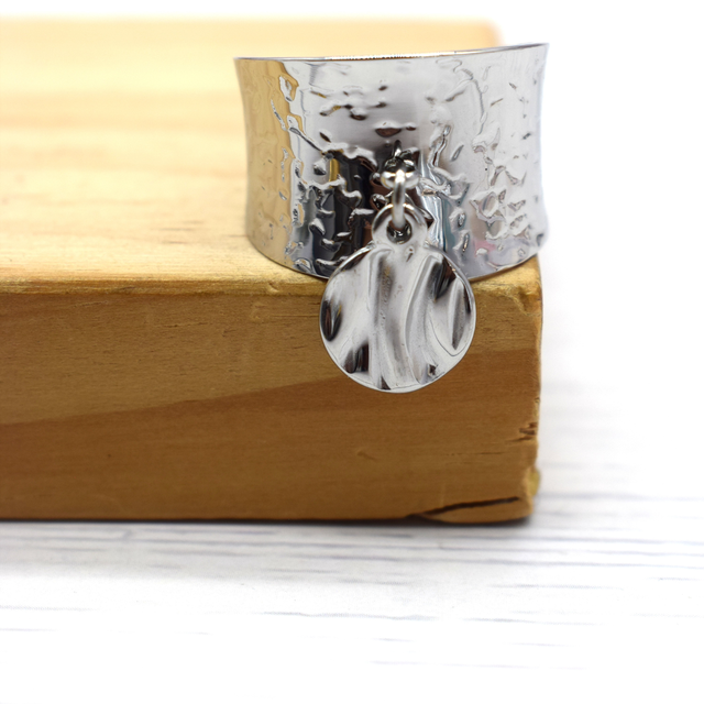 Bague large pampille martelée 