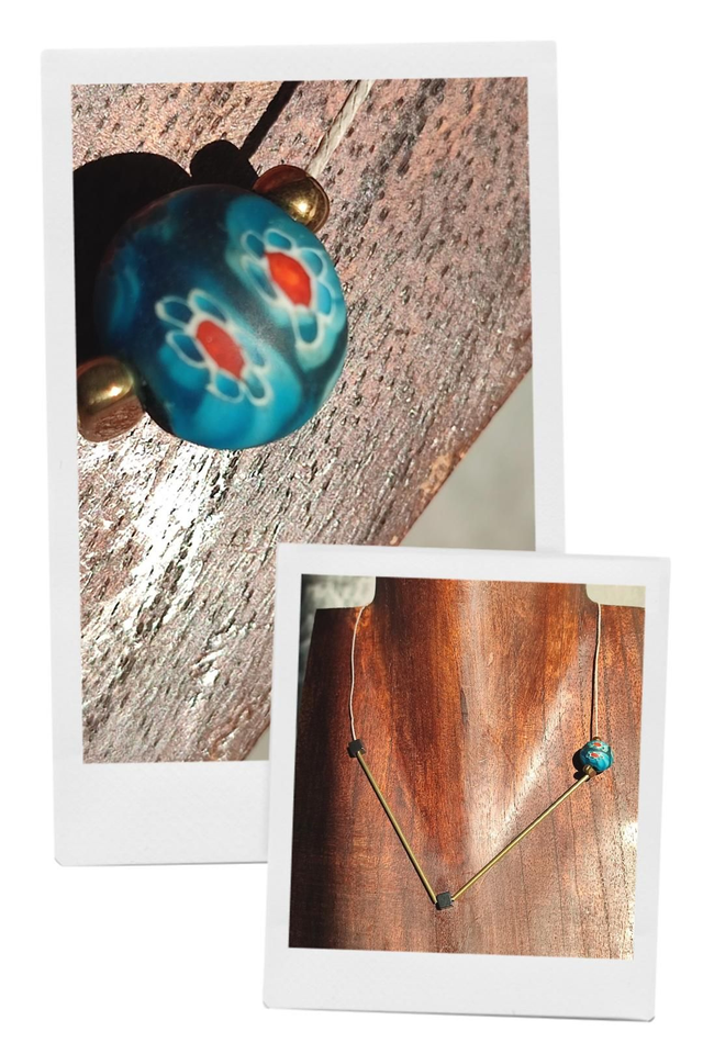 Cubes en hématite noire, perle fleurie turquoise et rouge,tiges dorées, collier monté sur fil de lin réglable avec chaîne d'extension, pièce unique 