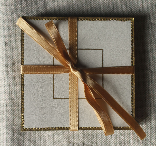 Ensemble de 4 dessous de verre carrés en cuir de vachette blanc et liseré doré